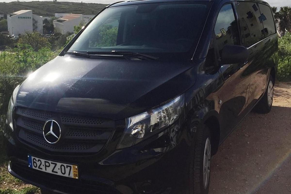 tee äärde pargitud must veoauto