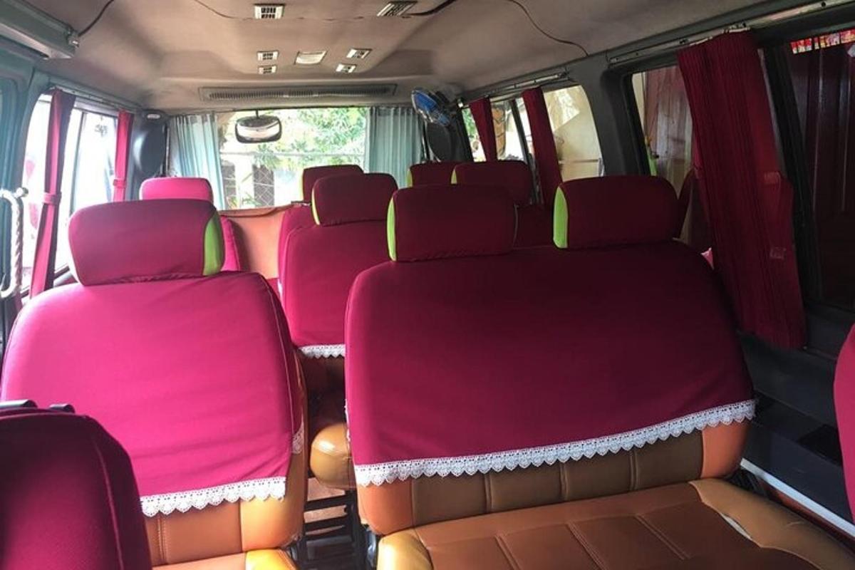 un gruppo di sedili rossi in un autobus