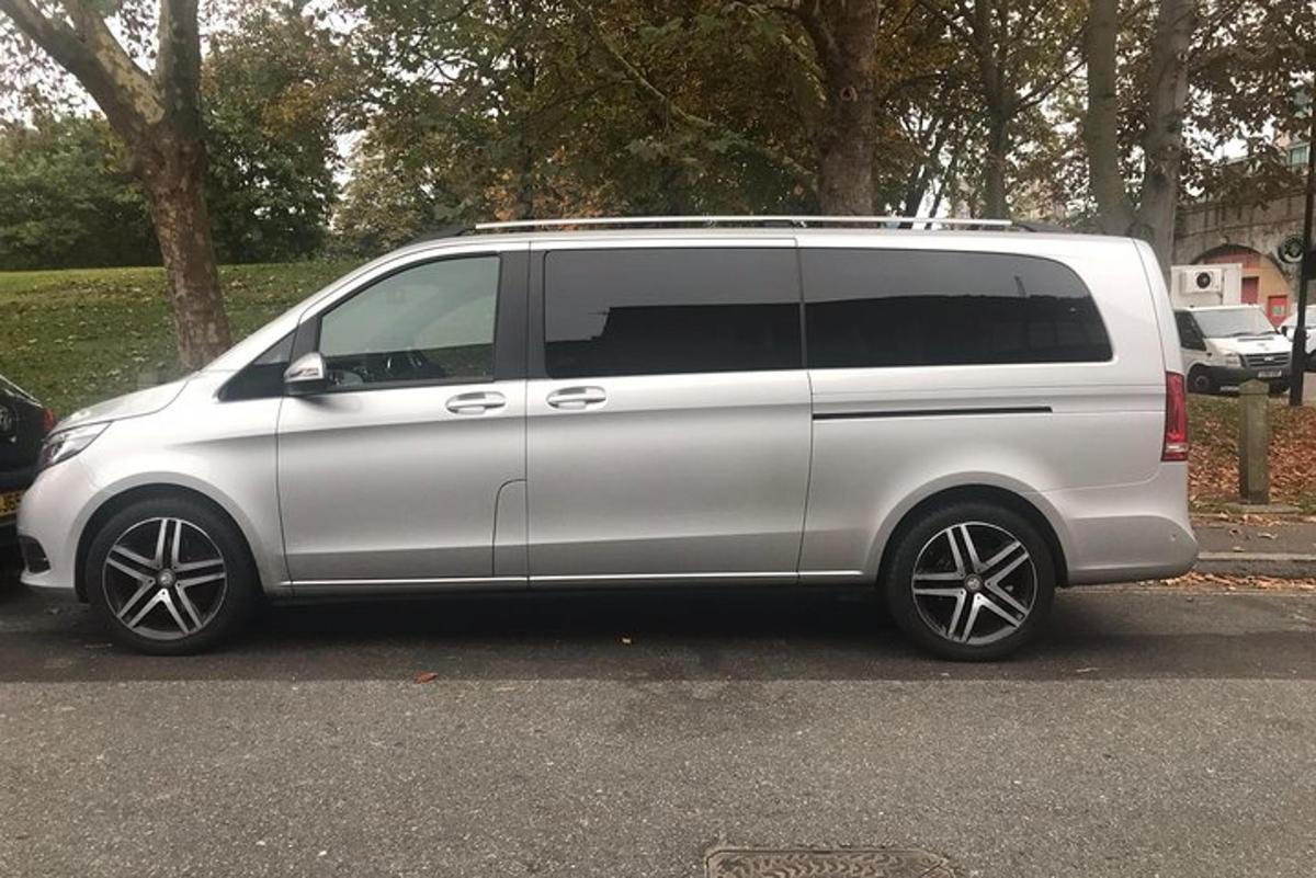 stříbrná dodávka zaparkovaná na parkovišti