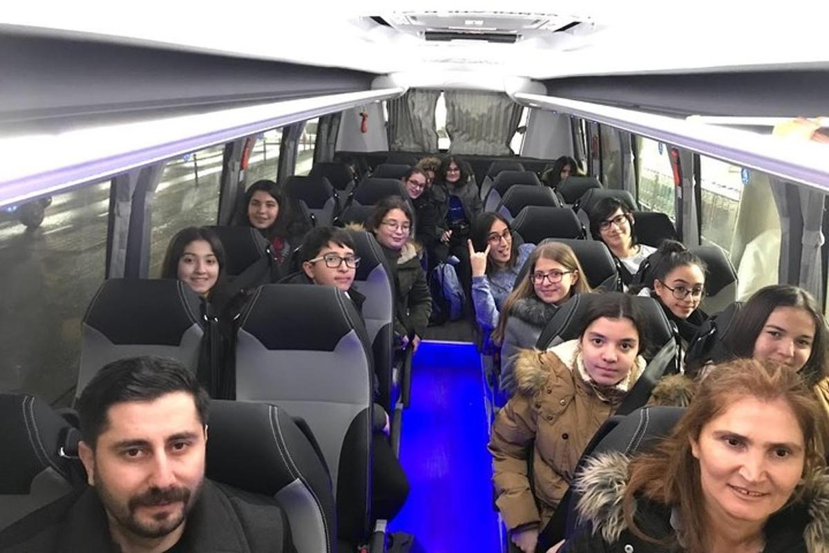 un gruppo di persone sedute su un autobus