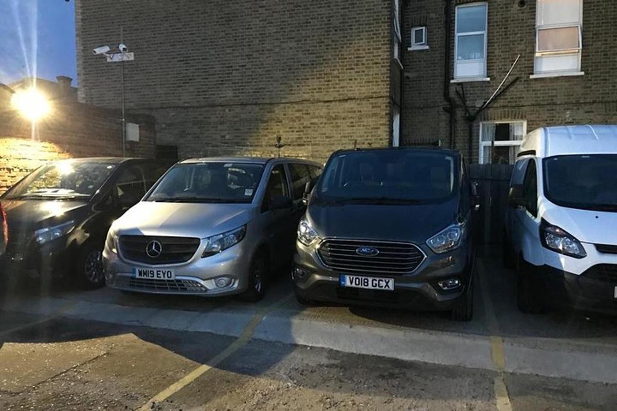bir otoparkta park edilmiş bir grup araba