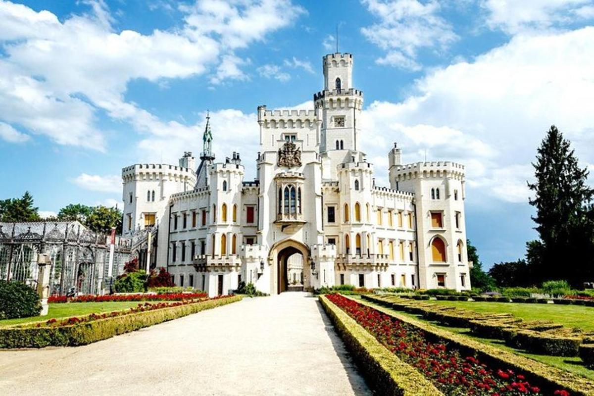 un castello bianco con un giardino davanti