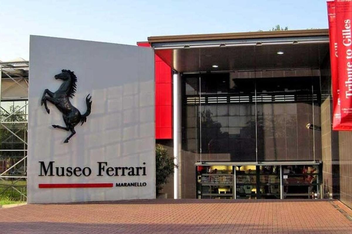 muzeum s dinosaurem na boční straně budovy