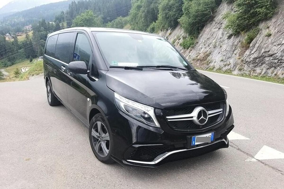 černé auto zaparkované na parkovišti