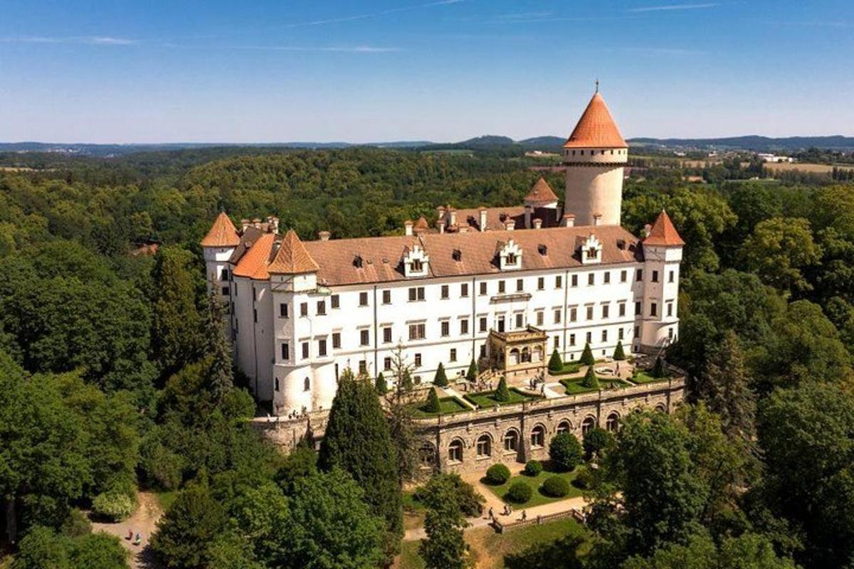 una vista aerea di un grande castello con una torre