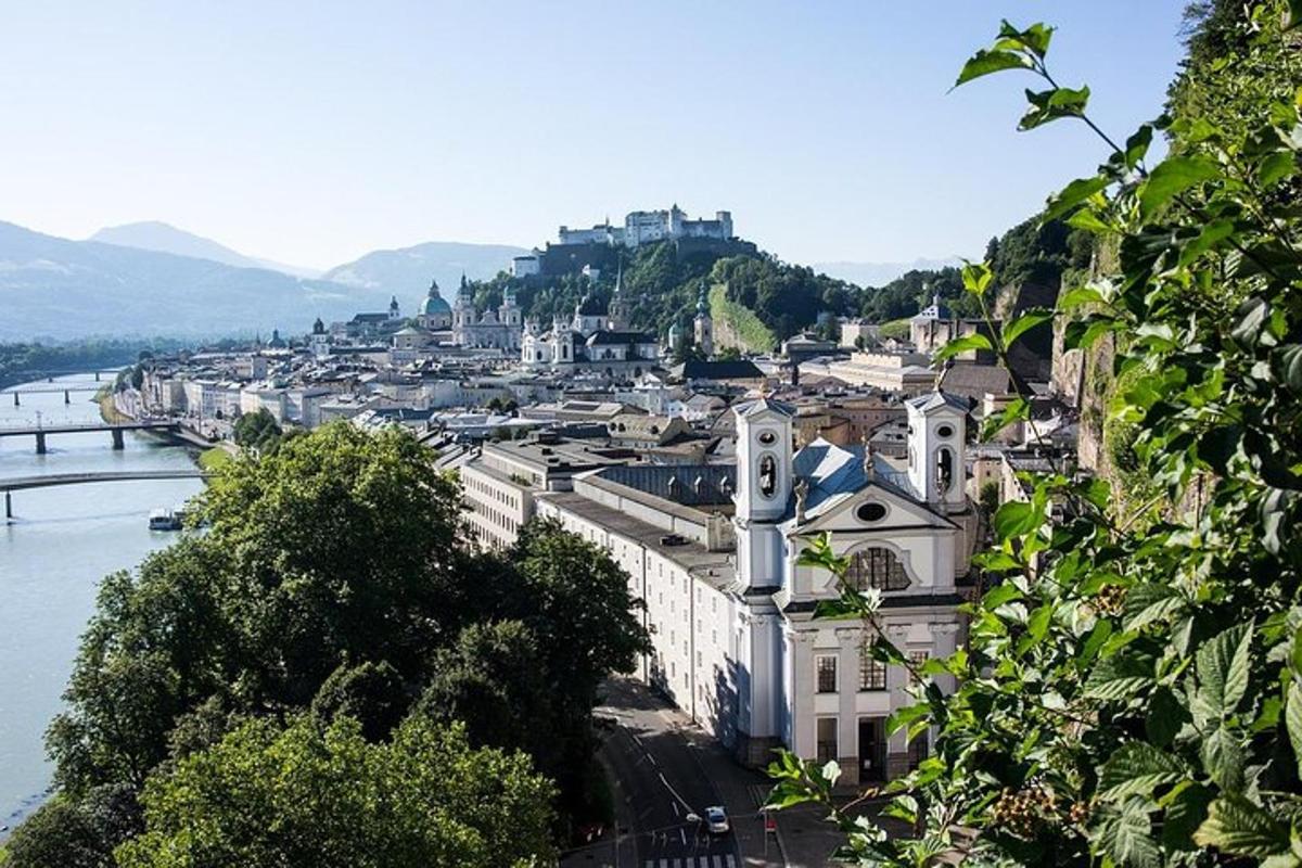 una vista di una città con un ponte e un fiume