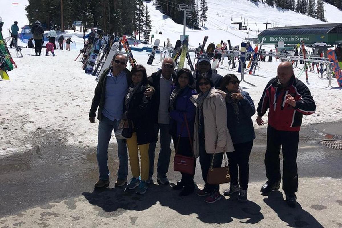 sekumpulan orang bergambar di cerun ski