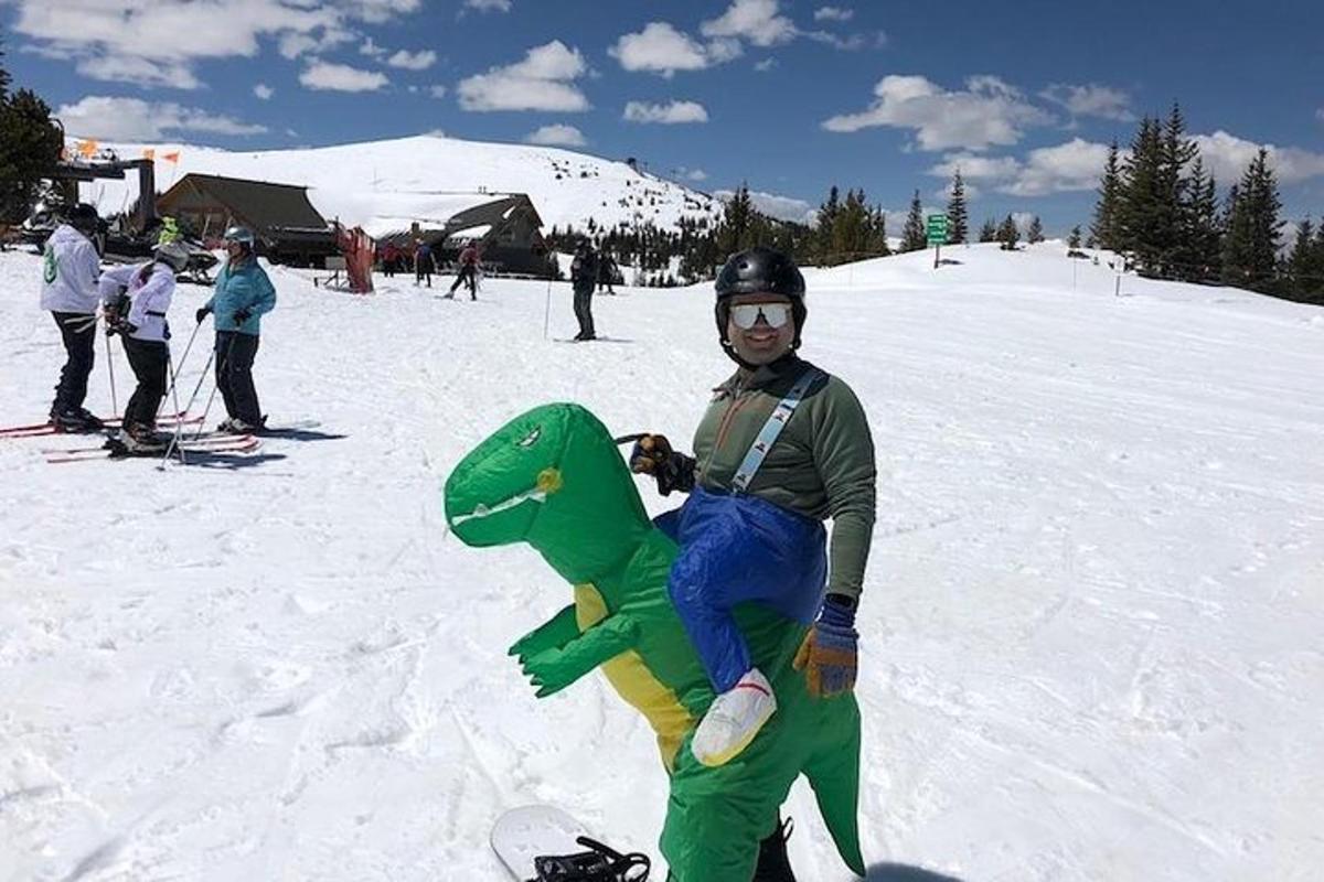 Muškarac drži zeleni snowboard u snijegu