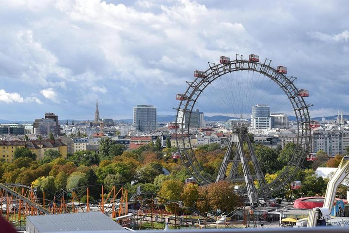 Una gran noria en una ciudad con edificios.