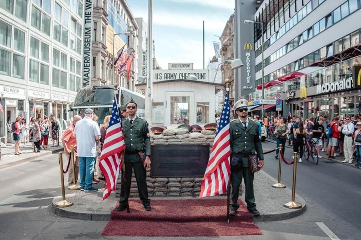 Dva muži v uniformách drží na ulici americké vlajky