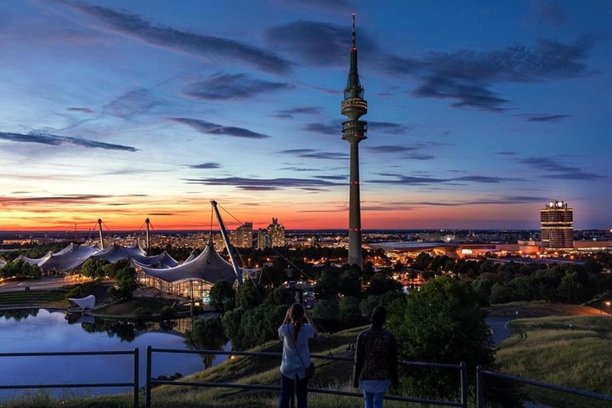 par fotografira mesto ob sončnem zahodu