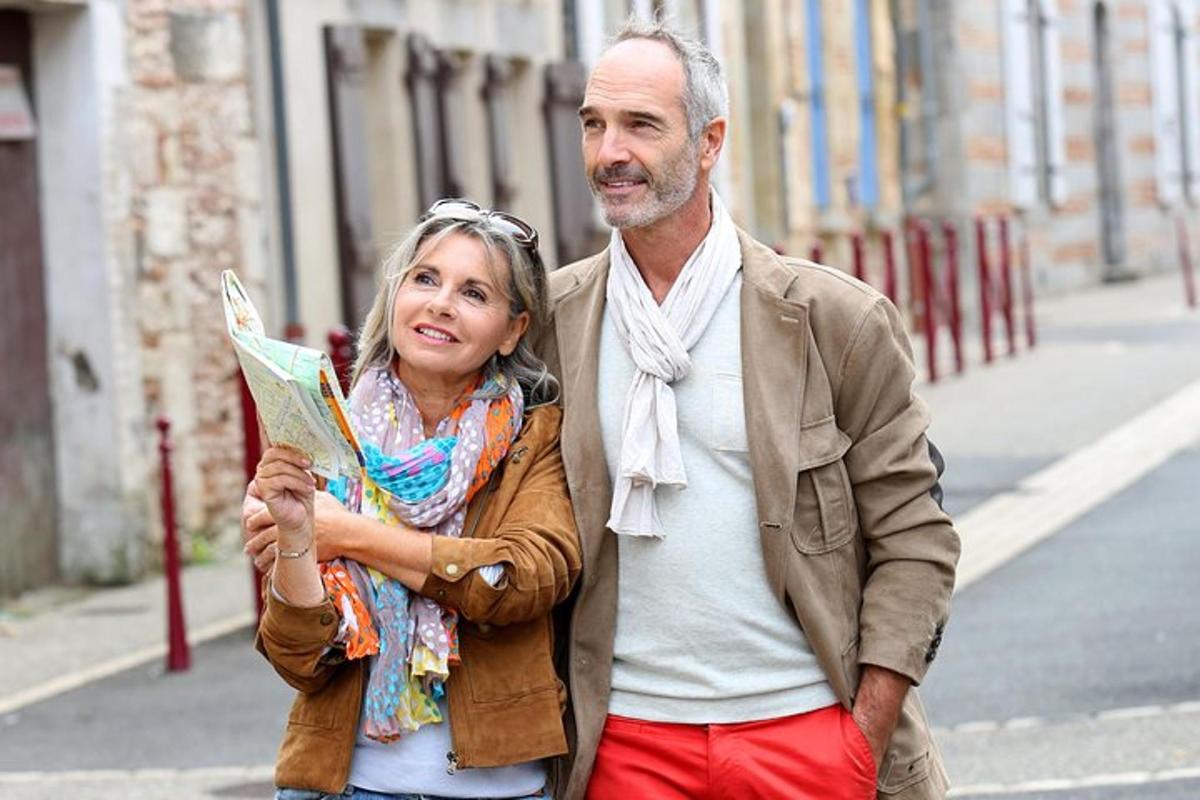 Un hombre y una mujer caminando por una calle