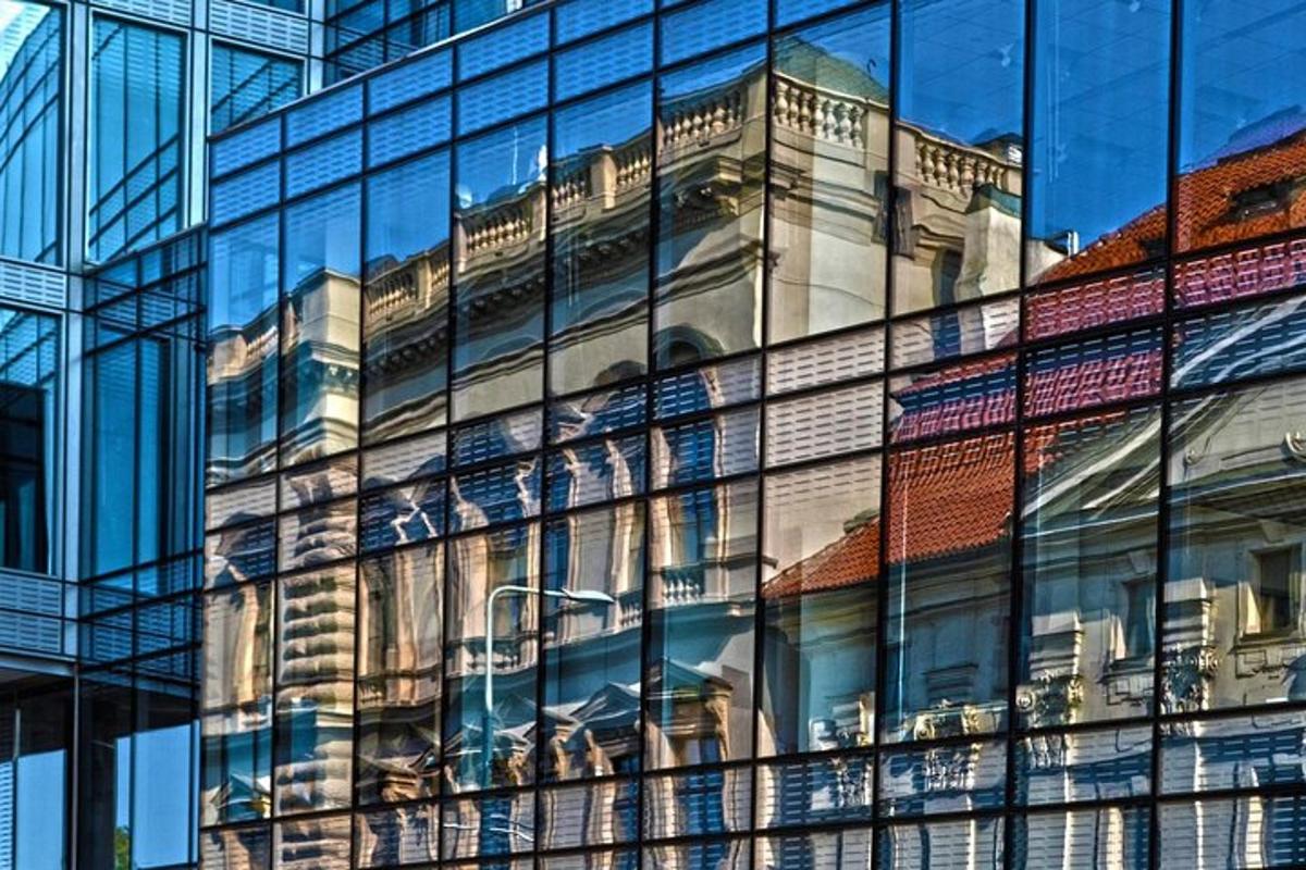 o reflexie a unei clădiri într-o clădire de sticlă