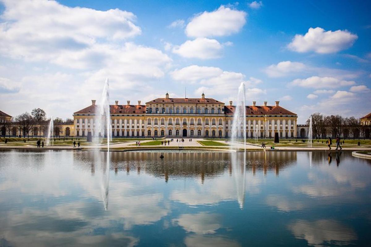 um grande edifício com uma fonte em frente a um lago