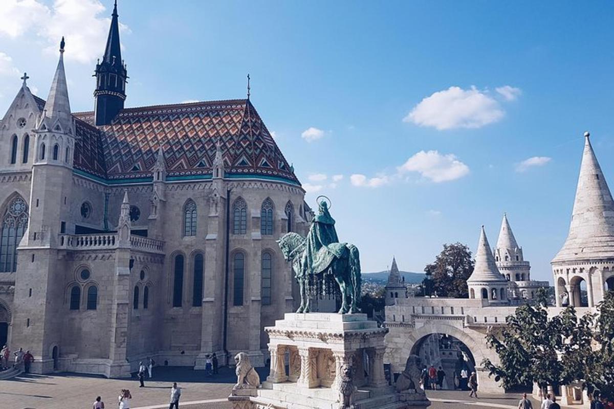 un grande edificio con una statua di fronte