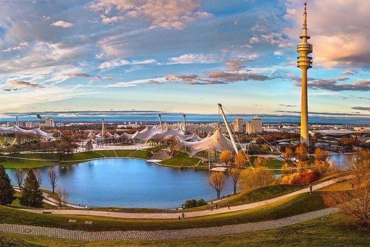 uma vista de uma cidade com um lago e uma torre