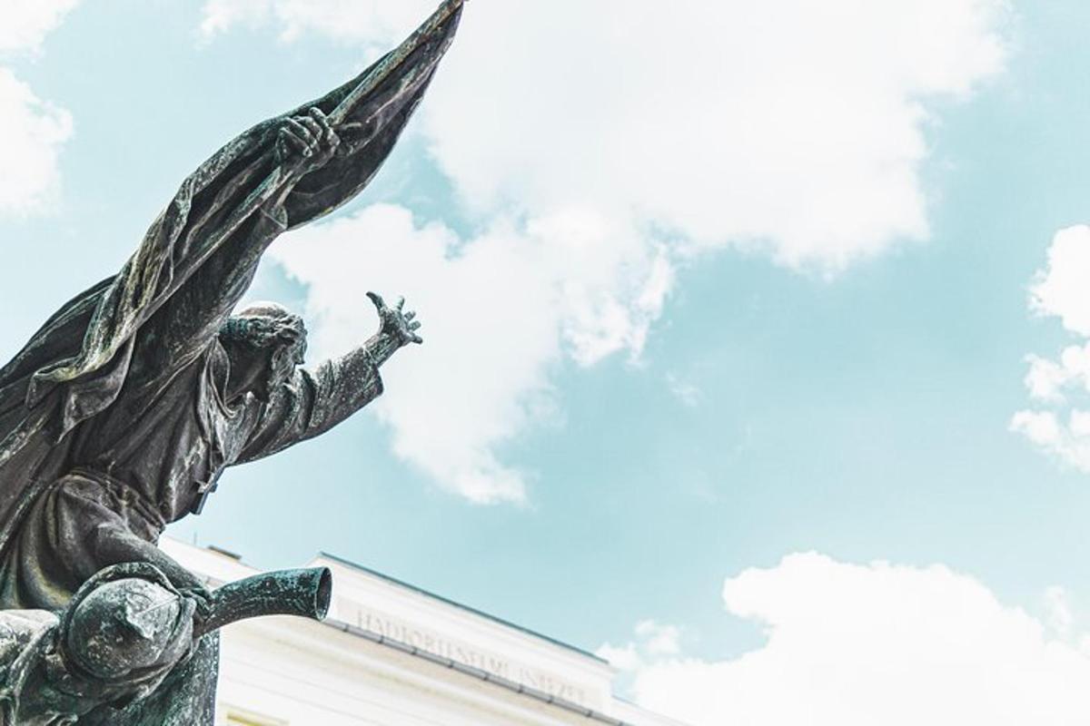 una statua di una donna con le braccia tese