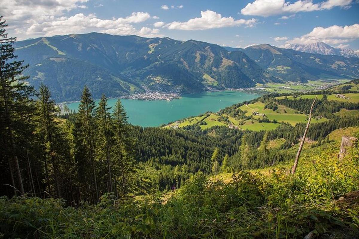 pogled na jezero v gorah