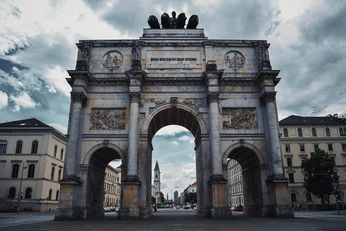 um arco com uma torre de relógio em uma cidade