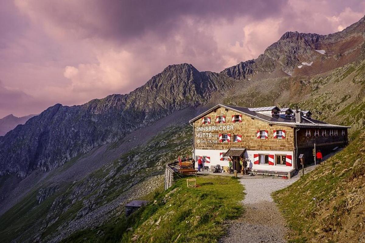 velika lesena hiša na hribu z gorami