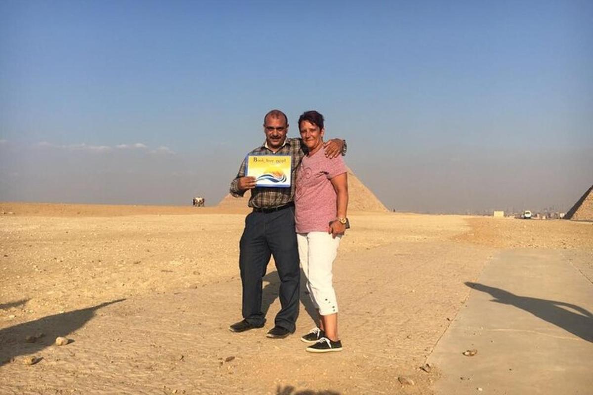 muž a žena stojící před pyramidou