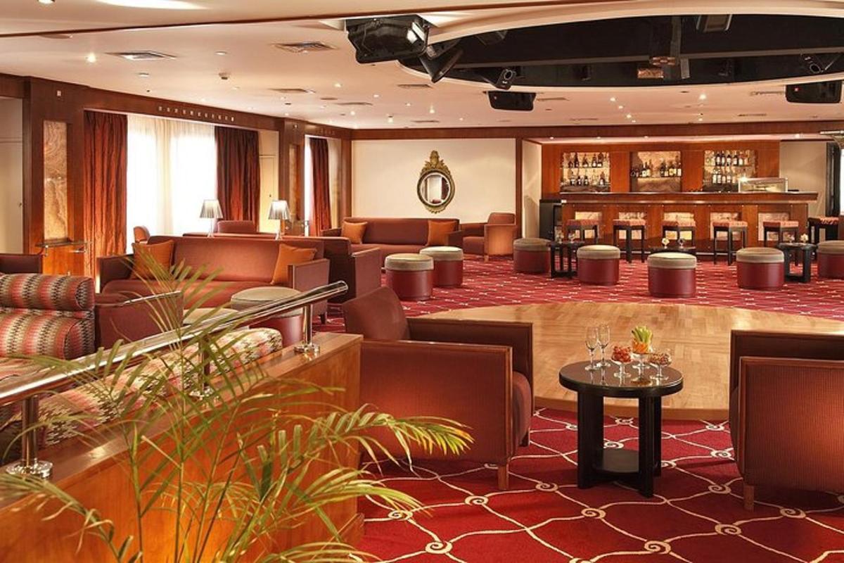 en hotellobby med soffor och en bar