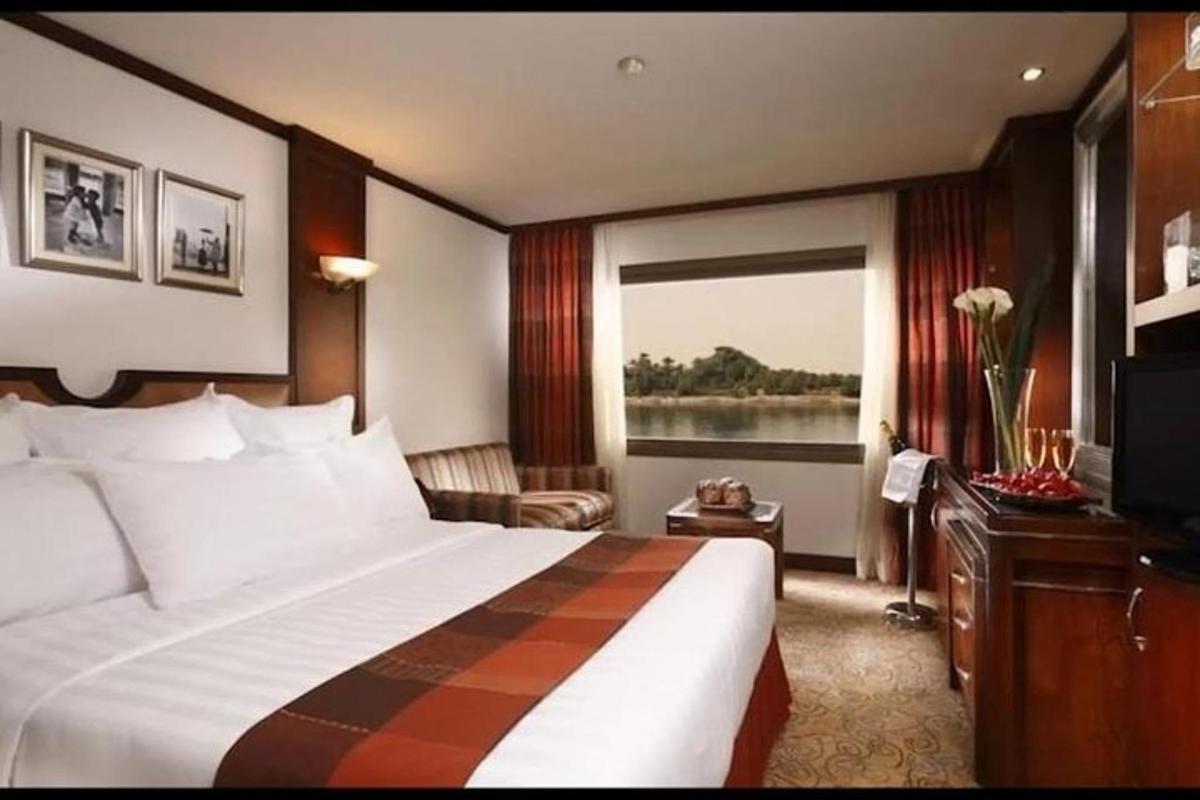 ett hotellrum med en stor säng och ett fönster