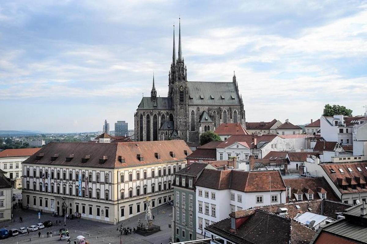 pohled na město s katedrálou a budovami