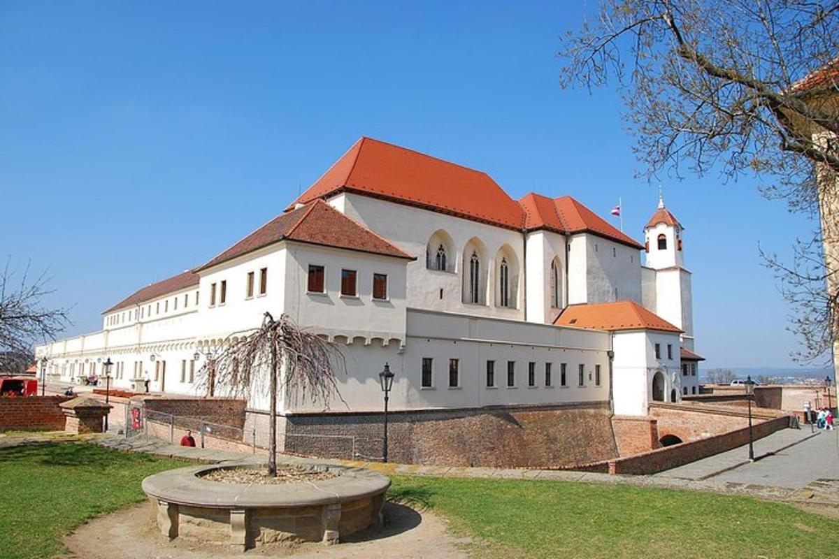 velká bílá budova s červenou střechou