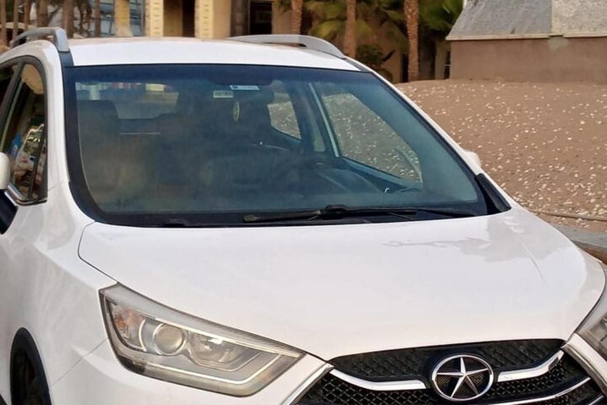 Un coche blanco estacionado en un estacionamiento