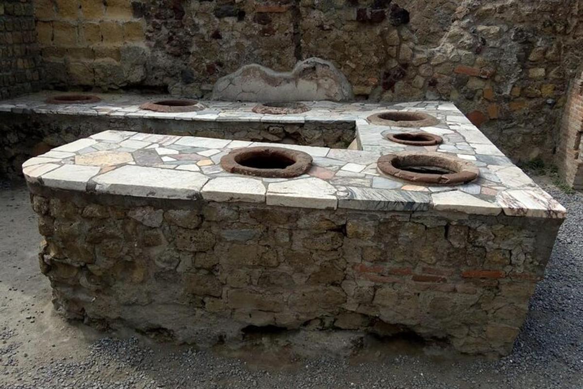 un tavolo di pietra con un forno di pietra in un edificio