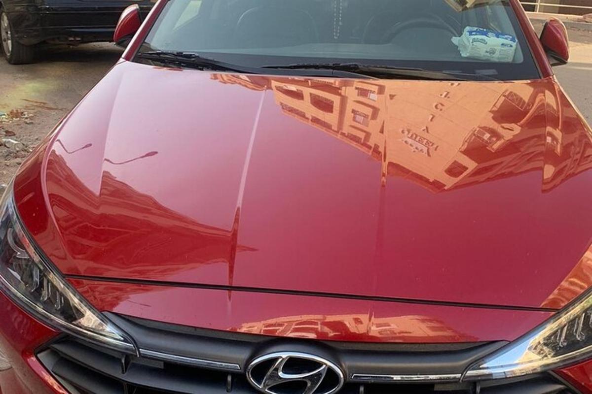 sebuah kereta dengan pantulan bangunan pada hud