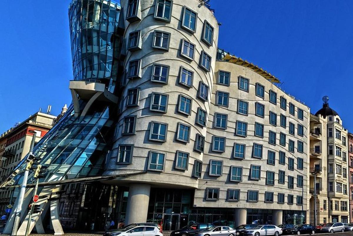 velika zgrada s automobilima parkiranim ispred nje