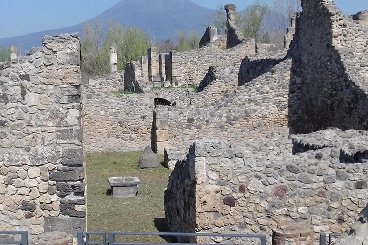 due foto di un vecchio edificio in pietra con rovine