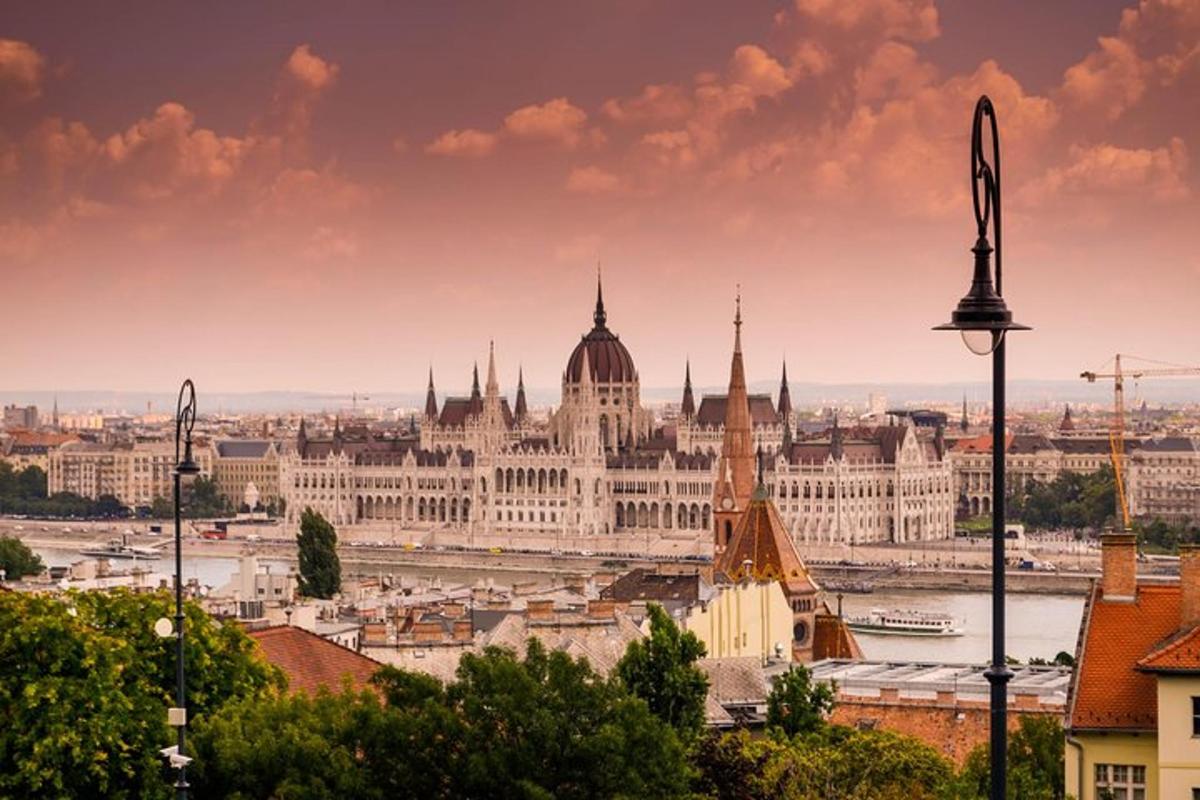 Pohled na budovu maďarského parlamentu v Budapešti