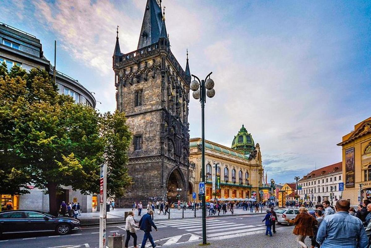 een hoge toren in een stad met mensen die op straat lopen
