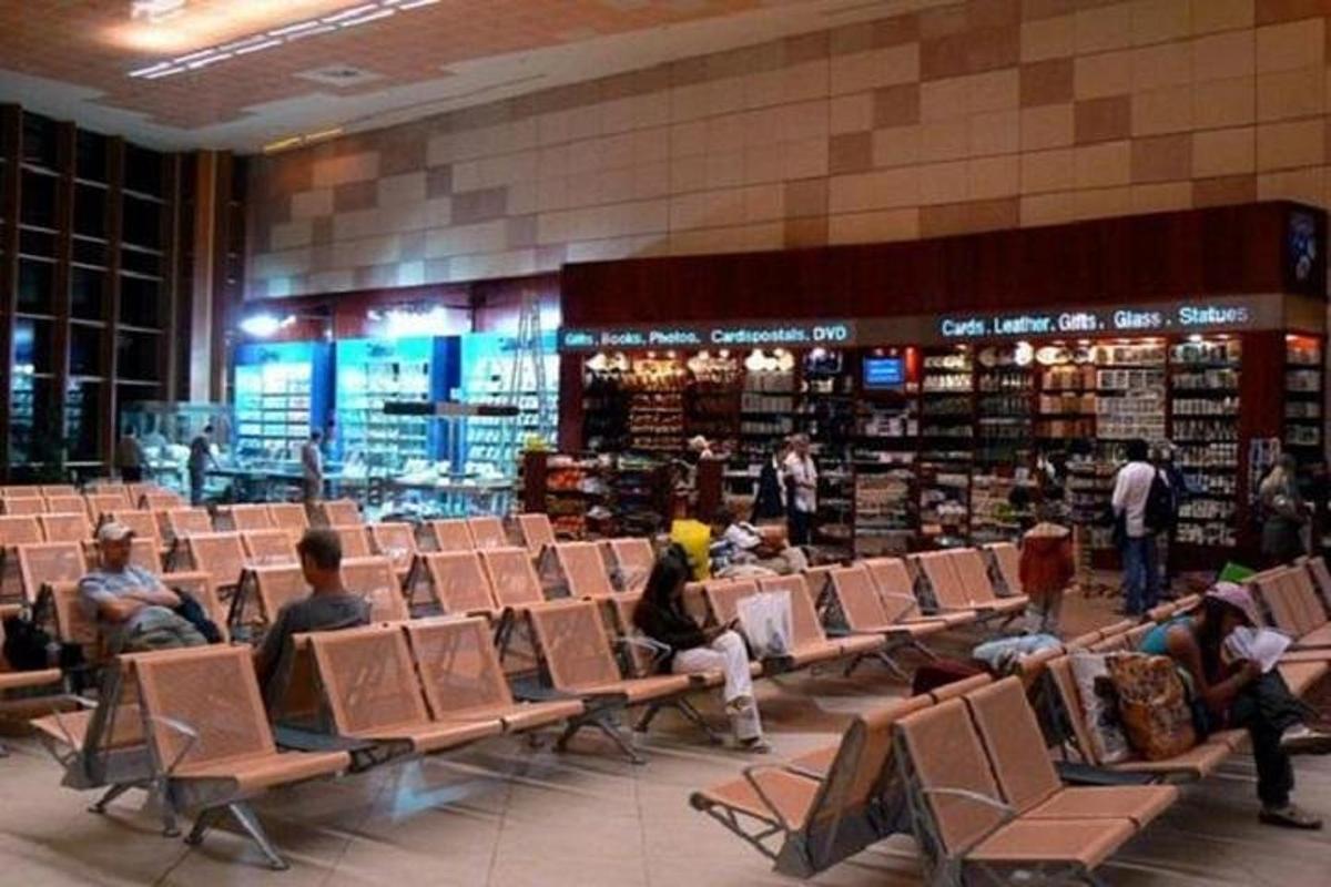 un gruppo di persone sedute su sedie in una biblioteca