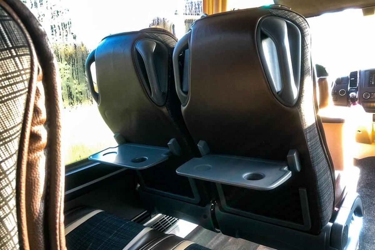 een stoel achterin een auto