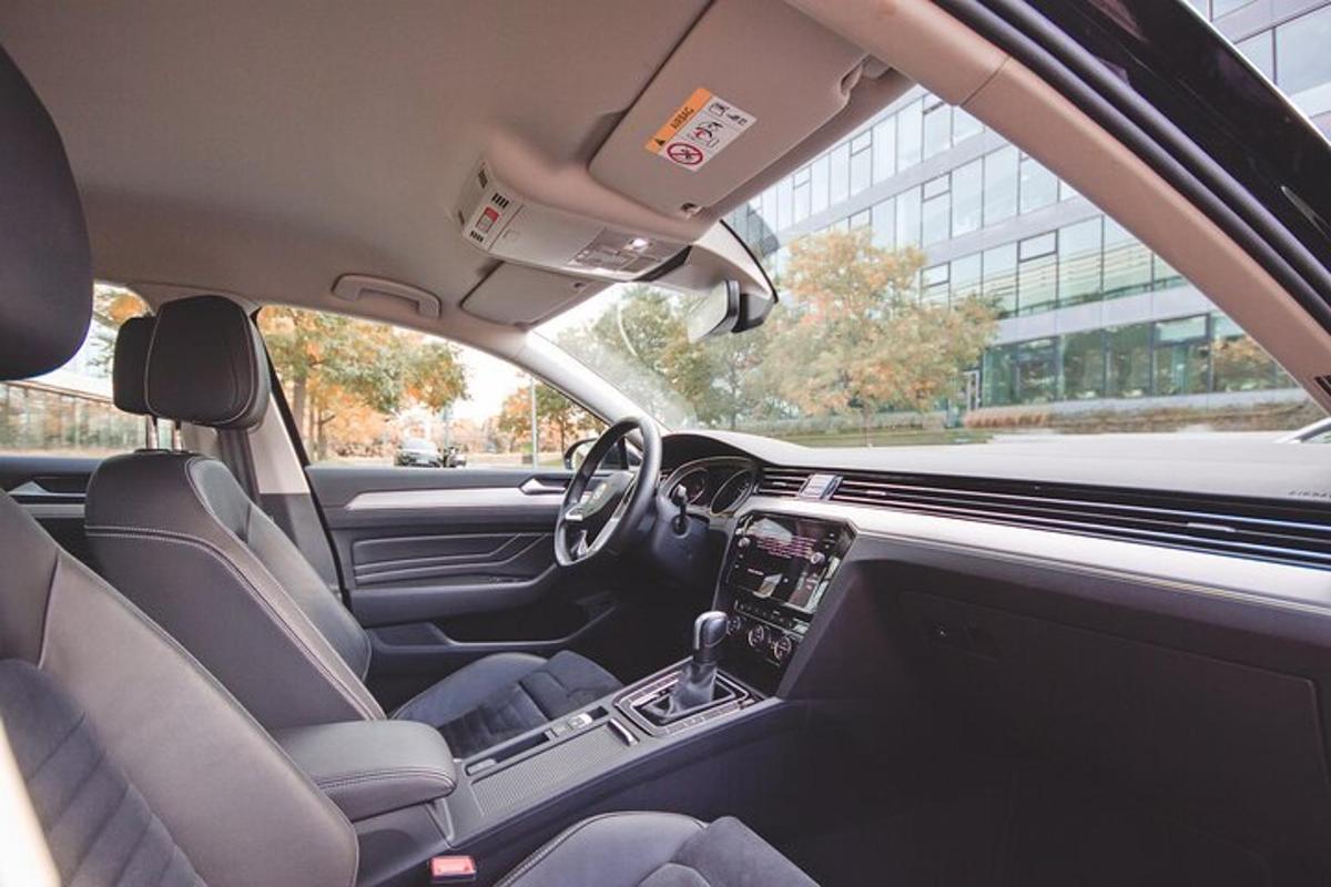 pohled na kokpit automobilu