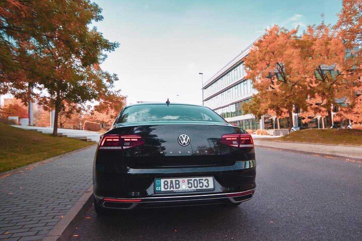 černé auto zaparkované na kraji silnice