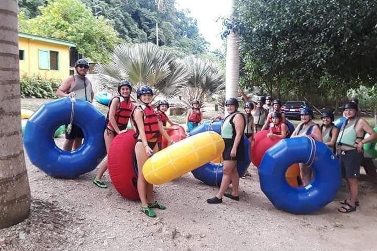 Un grupo de personas posando para una foto en unos inflables.