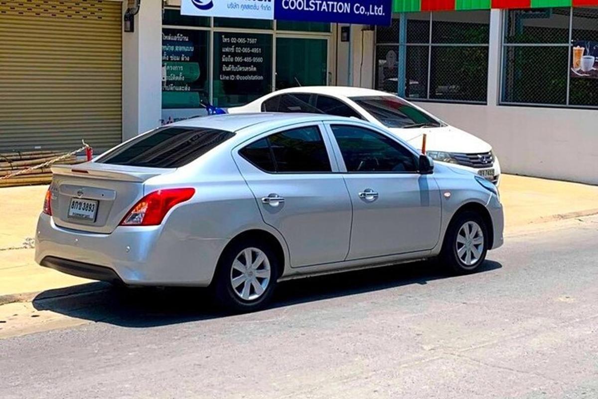 ein silbernes Auto, das am Straßenrand geparkt ist