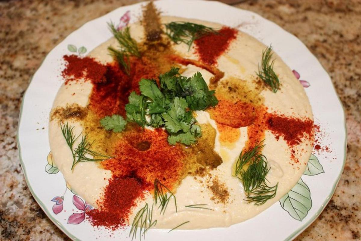 sepinggan makanan dengan rempah ratus yang berbeza di atasnya