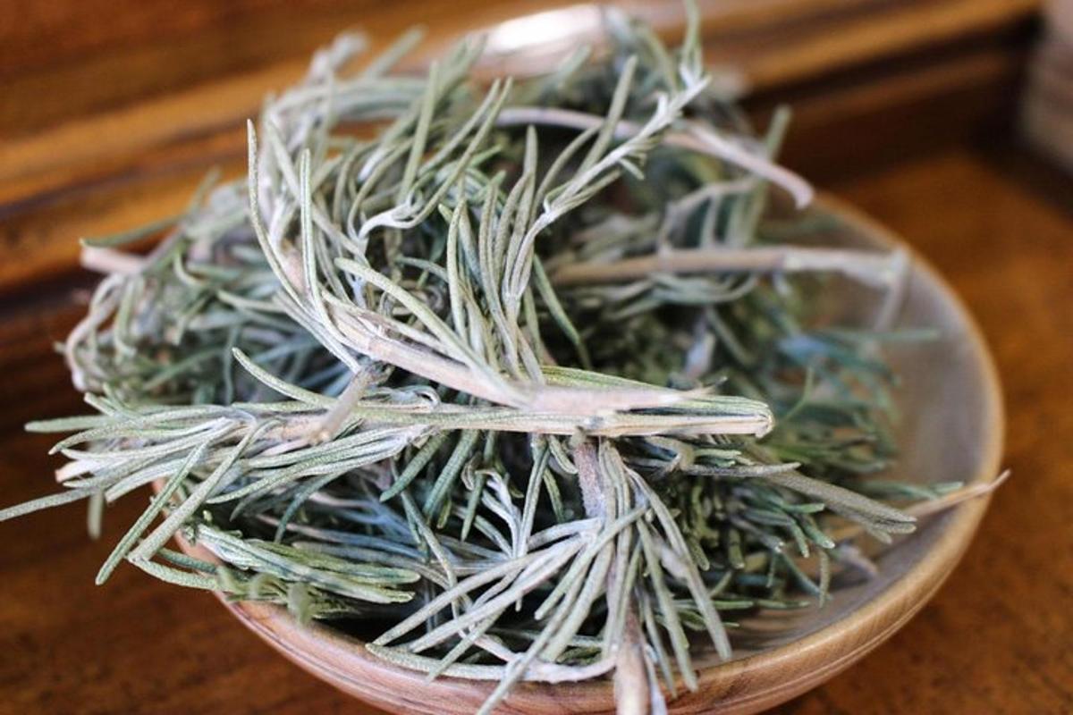 a bowl of green beans on a wooden table
