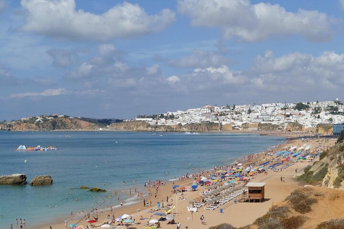 una playa con muchas sombrillas y gente