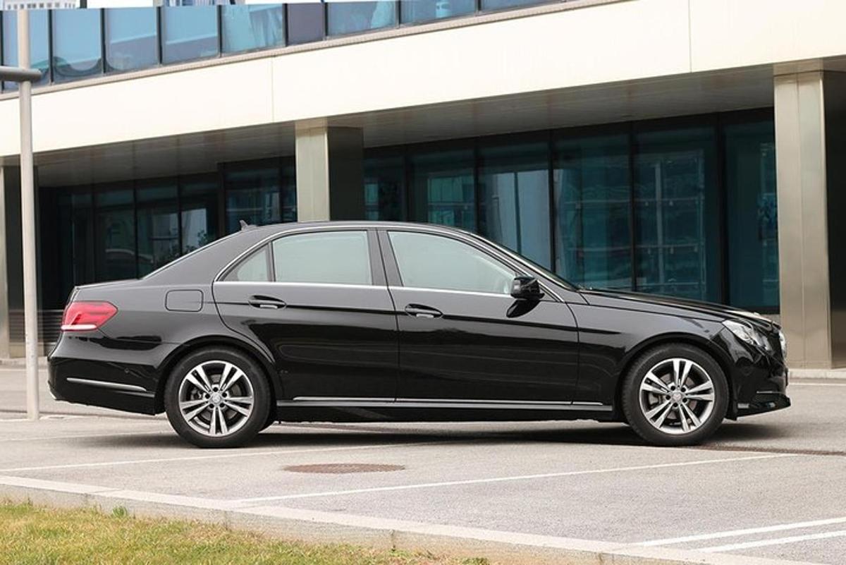 černé auto zaparkované před budovou