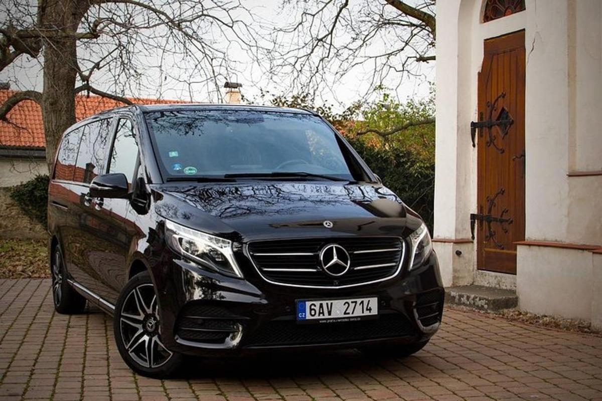 černé auto zaparkované před domem
