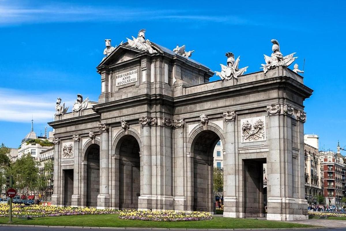 um grande edifício de pedra com estátuas no topo