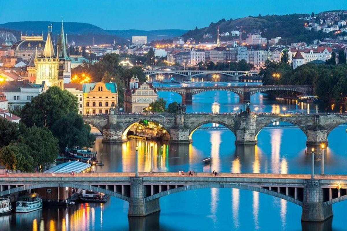 Sild üle Vltava jõe Prahas öösel