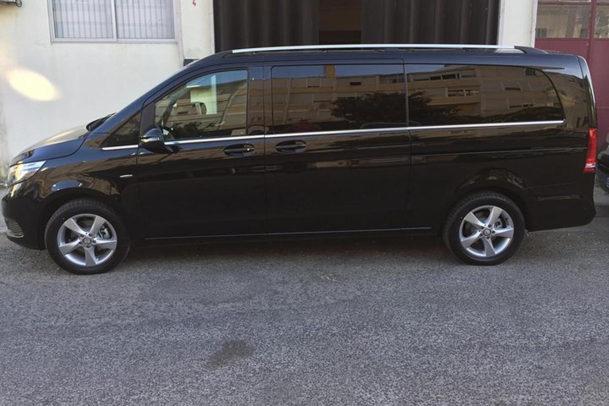 un furgone nero parcheggiato in un parcheggio